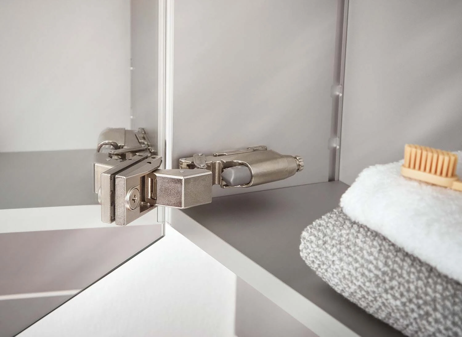 Emco Asis Mee Aufputz-Lichtspiegelschrank 949805053 1200 X 746 Mm, 2-türig, Aluminium 2 Emco Asis Mee Aufputz-Lichtspiegelschrank 949805053 1200 X 746 Mm, 2-türig, Aluminium – Bild 2