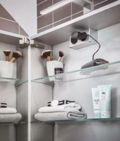 Emco Asis Mee Aufputz-Lichtspiegelschrank 949805053 1200 X 746 Mm, 2-türig, Aluminium 11 Emco Asis Mee Aufputz-Lichtspiegelschrank 949805053 1200 X 746 Mm, 2-türig, Aluminium -VIEGA Verkäufe Emco Asis Mee Aufputz Lichtspiegelschrank 949805053 1200 x 746 mm 2 tuerig Aluminium 3