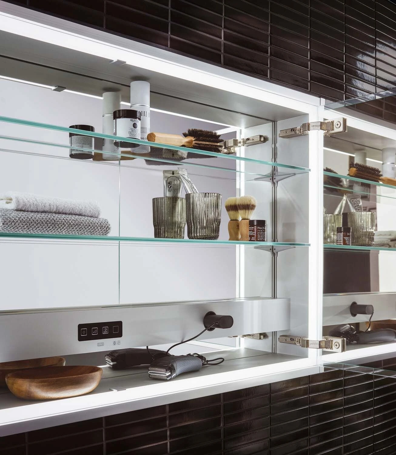 Emco Asis Prestige 2 Aufputz-Lichtspiegelschrank 989708006 988x639mm, Breite Tür Rechts, Mit Lightsystem 7 Emco Asis Prestige 2 Aufputz-Lichtspiegelschrank 989708006 988x639mm, Breite Tür Rechts, Mit Lightsystem – Bild 7