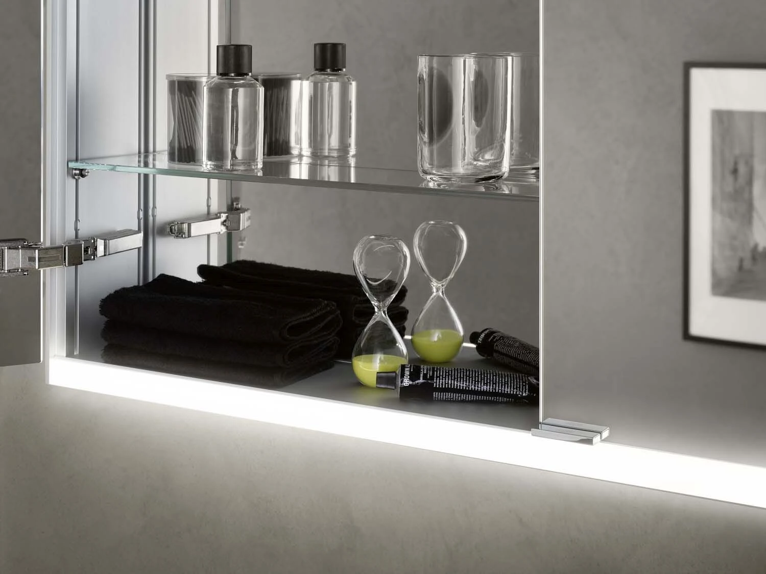 Emco Asis Prime 2 Lichtspiegelschrank 949705033 600mm, Unterputz, Verspiegelte Rückwand 7 Emco Asis Prime 2 Lichtspiegelschrank 949705033 600mm, Unterputz, Verspiegelte Rückwand – Bild 7