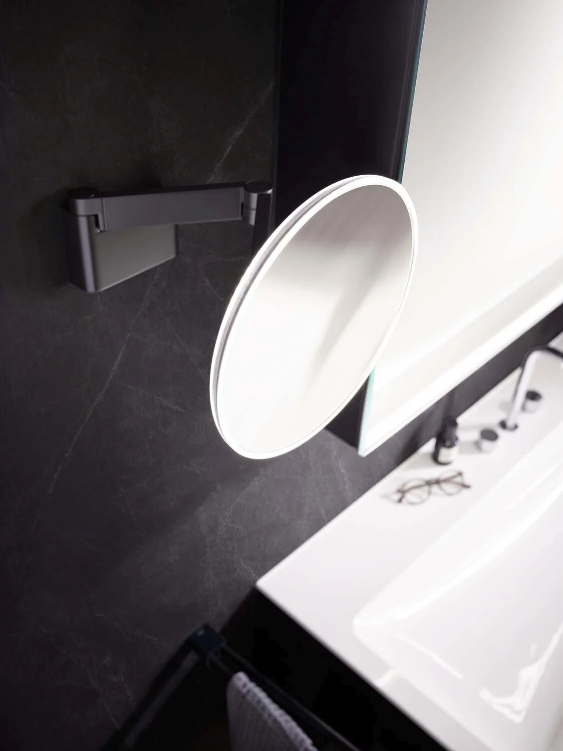 Emco Evo LED-Rasier-/Kosmetikspiegel 109508045 Chrom, Vergrößerung 5-fach, Ø 209 Mm, Rund, Stecker, Lightsystem 2 Emco Evo LED-Rasier-/Kosmetikspiegel 109508045 Chrom, Vergrößerung 5-fach, Ø 209 Mm, Rund, Stecker, Lightsystem – Bild 2